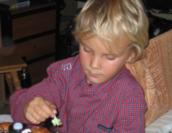 Интересно, а свечка вкусная?!